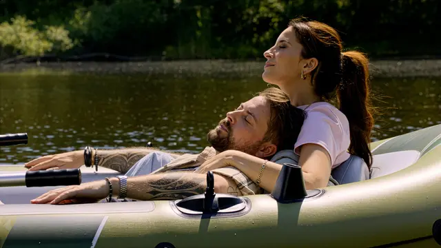 Laura und John genießen bei GZSZ gemeinsam eine Auszeit im Schlauchboot.
