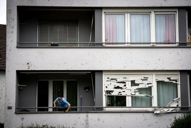 Gebäude wurden beschädigt, Bäume und Strommasten umgeweht. | Foto: Claudio Thoma/KEYSTONE/dpa