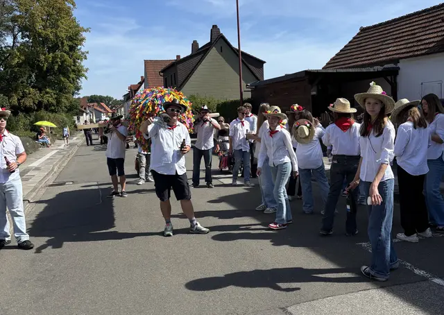 Höhepunkt am Sonntag: Beim Kerweumzug in Rodenbach ziehen bis zu 20 Gruppen zum Festplatz. Das Foto zeigt die Straußjugend des vergangenen Jahres | Foto: Nico Föhr/gratis