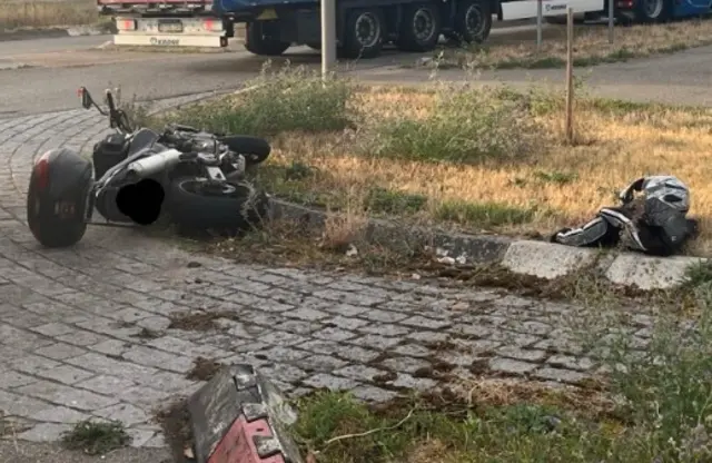 Ein 58-jähriger Motorradfahrer ist im Kreisverkehr in Maikammer gestürzt und schwer verletzt worden. Die Polizei vermutet nicht angepasste Geschwindigkeit; der Schaden liegt bei etwa 5.000 Euro. | Foto: Polizeidirektion Landau