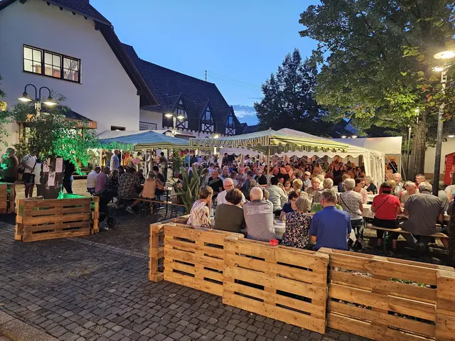 Volle Tische und lange Sommerabende prägen am Wochenende vom 28. bis 31. August viele Weinkerwen in der Pfalz – hier in Geinsheim. | Foto: Eva Bender