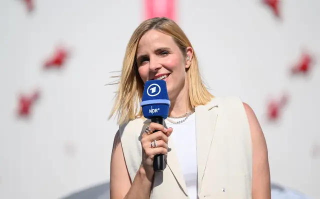 ARD-Sportreporterin Stephanie Müller-Spirra moderiert am Samstag die Zusammenfassungen der Fußball-Bundesliga in der ARD. | Foto: Robert Michael/dpa/dpa-mag/Archivbild