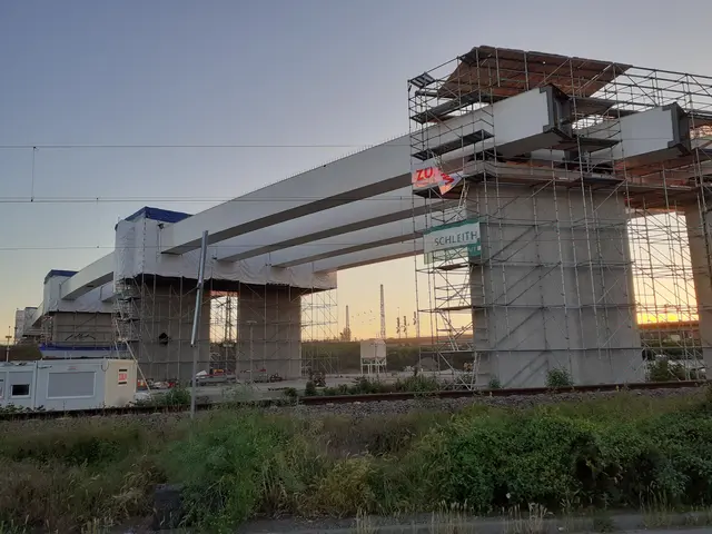 Die neue Westbrücke schwingt sich über die Gleise. Bis Sonnenuntergang wird gearbeitet.  | Foto: Julia Glöckner