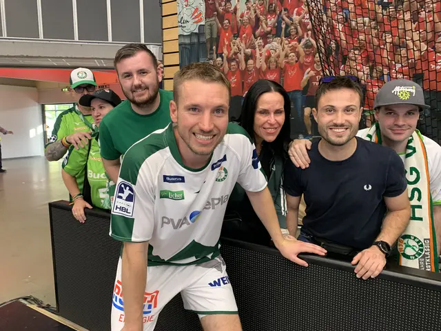 HSG-Regisseur Dominik Mappes freute sich nach dem Spiel mit seinen Fans | Foto: Michael Sonnick