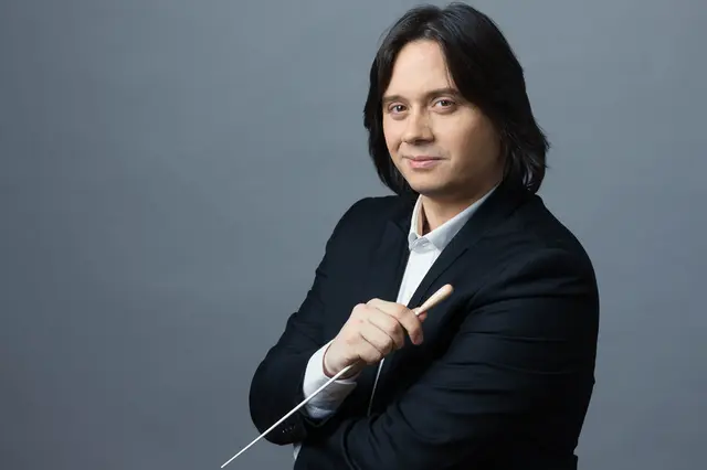 Die Deutsche Radio Philharmonie eröffnet ihre neue Saison in der Fruchthalle Kaiserslautern mit dem Sinfoniekonzert „Entfesselt“. Am Pult steht Gabriel Bebeșelea | Foto: Ionut Macri/gratis