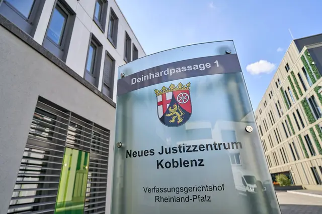 Der Verfassungsgerichtshof verhandelt über eine Beschwerde der AfD gegen ein Landtagsgesetz.  | Foto: Sascha Ditscher/dpa