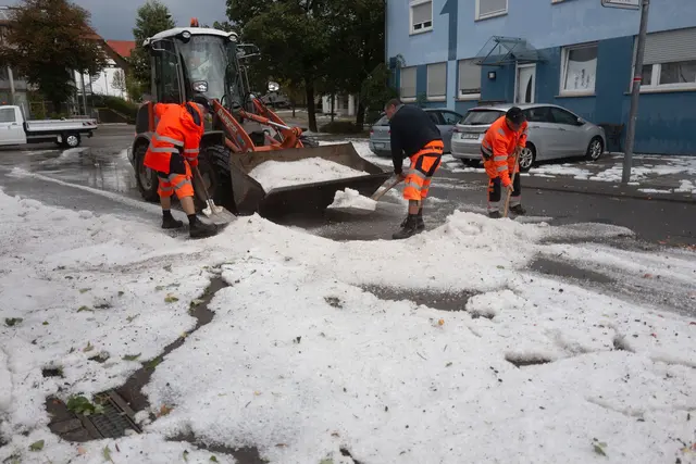 Durch Gewitter ging auch eine größere Menge Hagel nieder.  | Foto: Nicklas Walther/onw-images/dpa