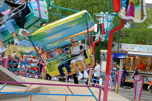 Rasanter Fahrspaß: Auf dem Grenadiermarkt in Pirmasens sorgen die Fahrgeschäfte für Schwung und beste Volksfeststimmung. | Foto: Norbert Scharf