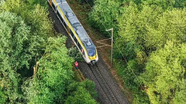 Die schweren Unwetter führen auch zu Behinderungen bei der Bahn. | Foto: Jason Tschepljakow/dpa