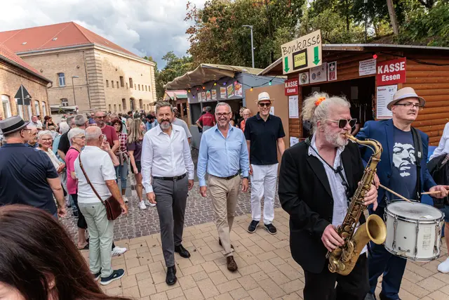 Bürgermeister Marcus Schaile eröffnet das große Jubiläumswochenende: Gemeinsam mit zahlreichen Gästen gab er den Startschuss für die Feierlichkeiten zu 750 Jahren Stadtrechten in Germersheim. | Foto: Paul Needham