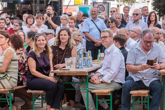 Der offizielle Auftakt: Bürgermeister Marcus Schaile eröffnet gemeinsam mit den Gästen das große Jubiläumswochenende zum 750. Jahrestag der Verleihung der Stadtrechte an Germersheim. | Foto: Paul Needham