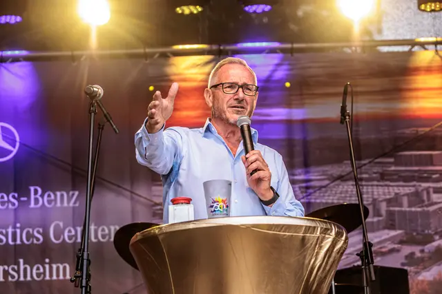 Bürgermeister Marcus Schaile eröffnet das große Jubiläumswochenende: Gemeinsam mit zahlreichen Gästen gab er den Startschuss für die Feierlichkeiten zu 750 Jahren Stadtrechten in Germersheim. | Foto: Paul Needham