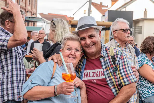 Der offizielle Auftakt: Bürgermeister Marcus Schaile eröffnet gemeinsam mit den Gästen das große Jubiläumswochenende zum 750. Jahrestag der Verleihung der Stadtrechte an Germersheim. | Foto: Paul Needham