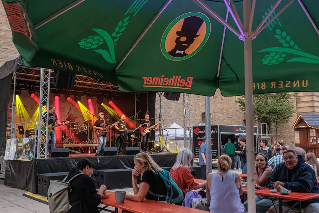 750 Jahre Stadtrechte: Schon am Nachmittag füllte sich die Innenstadt. Rund um die Bühnen trafen sich die ersten Besucher, lauschten der Musik und stimmten sich auf das große Jubiläumswochenende ein. | Foto: Paul Needham