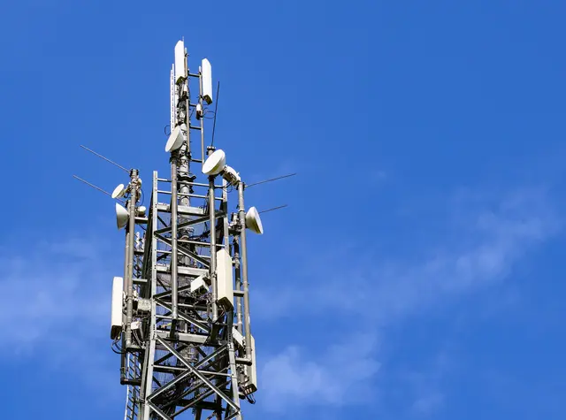 Mit der Hilfe einer Drehleiter sicherten die Ermittler Spuren an dem Mobilfunkmast. (Symbolbild) | Foto: Patrick Pleul/dpa