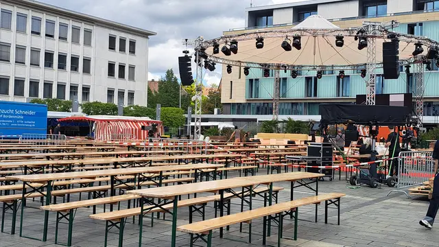 Auf dem Stiftsplatz liefen letzte Vorbereitungen an der Bühne für den Landesweiten Ehrenamtstag  | Foto: Monika Klein