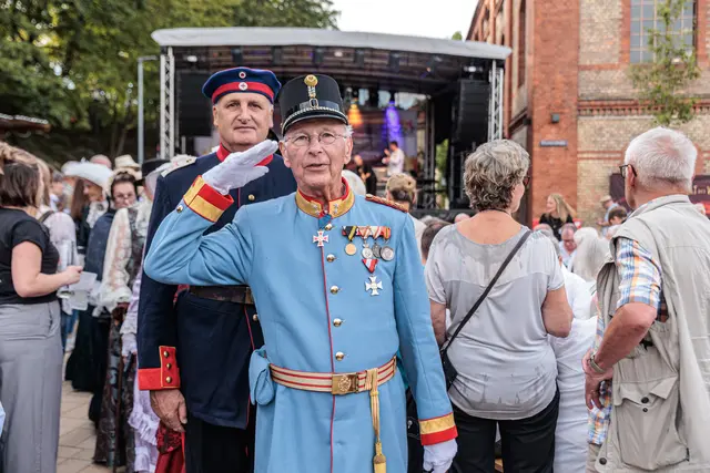 Der offizielle Auftakt: Bürgermeister Marcus Schaile eröffnet gemeinsam mit den Gästen das große Jubiläumswochenende zum 750. Jahrestag der Verleihung der Stadtrechte an Germersheim. | Foto: Paul Needham