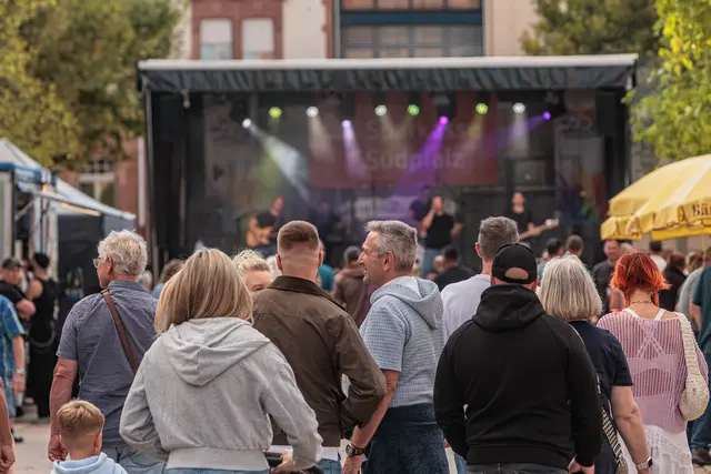 750 Jahre Stadtrechte: Schon am Nachmittag füllte sich die Innenstadt. Rund um die Bühnen trafen sich die ersten Besucher, lauschten der Musik und stimmten sich auf das große Jubiläumswochenende ein. | Foto: Paul Needham
