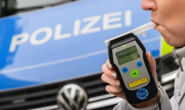 Der Atemalkoholtest zeigte bei der Frau einen Wert von 4,33 Promille. (Symbolbild) | Foto: Julian Stratenschulte/dpa