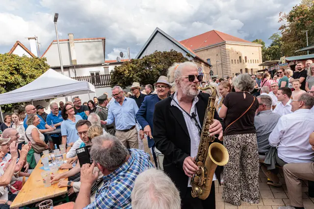 Bürgermeister Marcus Schaile eröffnet das große Jubiläumswochenende: Gemeinsam mit zahlreichen Gästen gab er den Startschuss für die Feierlichkeiten zu 750 Jahren Stadtrechten in Germersheim. | Foto: Paul Needham