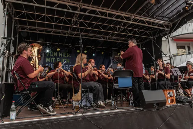 750 Jahre Stadtrechte: Auf den Straßen und Plätzen Germersheims herrschte bereits am Nachmittag eine lebendige Atmosphäre. Die Besucher wechselten zwischen den Bühnen und genossen das vielfältige Programm. | Foto: Paul Needham
