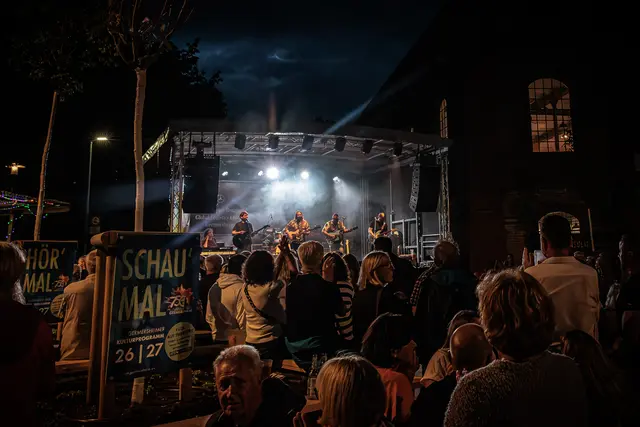750 Jahre Stadtrechte: Auch nach Einbruch der Dunkelheit blieb die Germersheimer Innenstadt voller Leben. Vor den Bühnen versammelten sich zahlreiche Besucher und feierten gemeinsam das Jubiläum. | Foto: Paul Needham