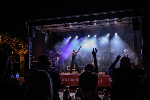 750 Jahre Stadtrechte: Auch nach Einbruch der Dunkelheit blieb die Germersheimer Innenstadt voller Leben. Vor den Bühnen versammelten sich zahlreiche Besucher und feierten gemeinsam das Jubiläum. | Foto: Paul Needham