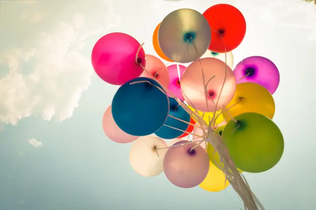Farbige Luftballons weisen beim Dorfbasar den Weg: Rot steht für Kindersachen, Grün für allgemeine Flohmarktartikel (Symbolfoto) | Foto: jakkapan/stock.adobe.com