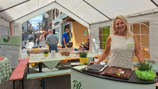 Der Kreisverband der Obst- und Gartenbauvereine Kaiserslautern hatte seinen Stand in der Marktstraße aufgebaut. Pflanzendoktorin Sabine Günther gab vielen Gartenfreunden Tipps | Foto: Monika Klein