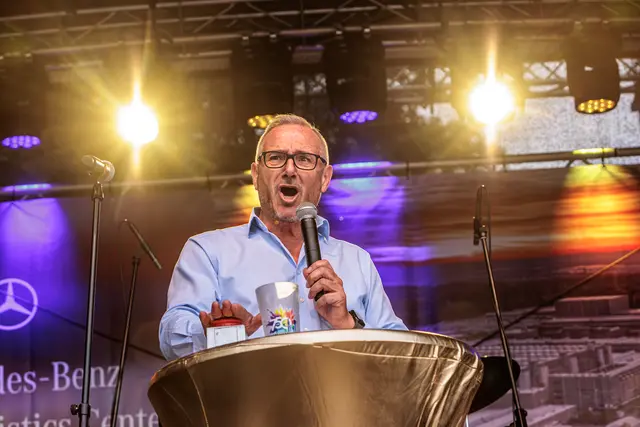 Bürgermeister Marcus Schaile eröffnet das große Jubiläumswochenende: Gemeinsam mit zahlreichen Gästen gab er den Startschuss für die Feierlichkeiten zu 750 Jahren Stadtrechten in Germersheim. | Foto: Paul Needham
