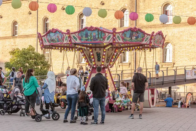 750 Jahre Stadtrechte: Schon am Nachmittag füllte sich die Innenstadt. Rund um die Bühnen trafen sich die ersten Besucher, lauschten der Musik und stimmten sich auf das große Jubiläumswochenende ein. | Foto: Paul Needham