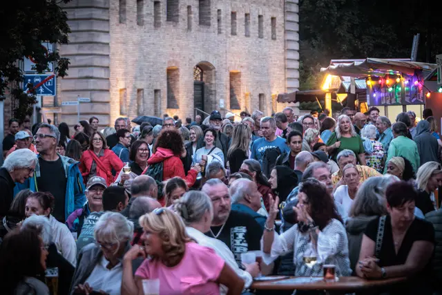 750 Jahre Stadtrechte: Auch nach Einbruch der Dunkelheit blieb die Germersheimer Innenstadt voller Leben. Vor den Bühnen versammelten sich zahlreiche Besucher und feierten gemeinsam das Jubiläum. | Foto: Paul Needham
