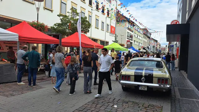 Die Sportfahrer Union und die Eisenbahn- und Modelleisenbahnfreunde stellten sich in der Fackelstraße vor | Foto: Monika Klein