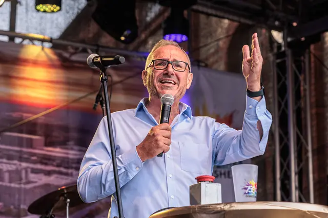Bürgermeister Marcus Schaile eröffnet das große Jubiläumswochenende: Gemeinsam mit zahlreichen Gästen gab er den Startschuss für die Feierlichkeiten zu 750 Jahren Stadtrechten in Germersheim. | Foto: Paul Needham
