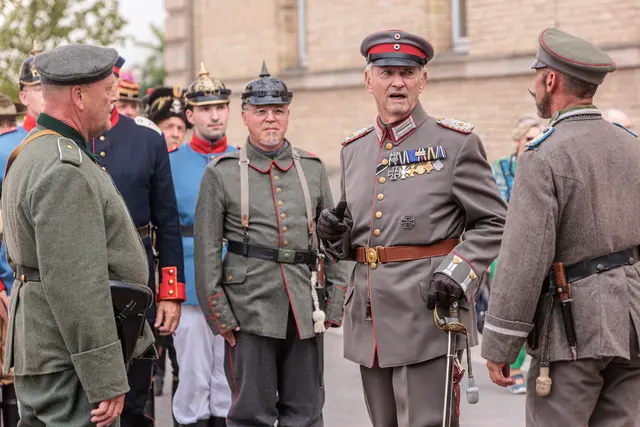 Der offizielle Auftakt: Bürgermeister Marcus Schaile eröffnet gemeinsam mit den Gästen das große Jubiläumswochenende zum 750. Jahrestag der Verleihung der Stadtrechte an Germersheim. | Foto: Paul Needham