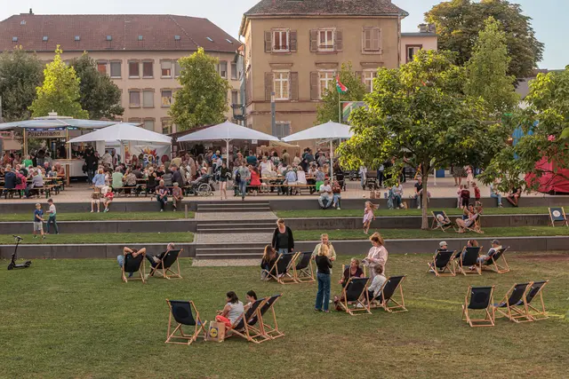 750 Jahre Stadtrechte: Schon am Nachmittag füllte sich die Innenstadt. Rund um die Bühnen trafen sich die ersten Besucher, lauschten der Musik und stimmten sich auf das große Jubiläumswochenende ein. | Foto: Paul Needham