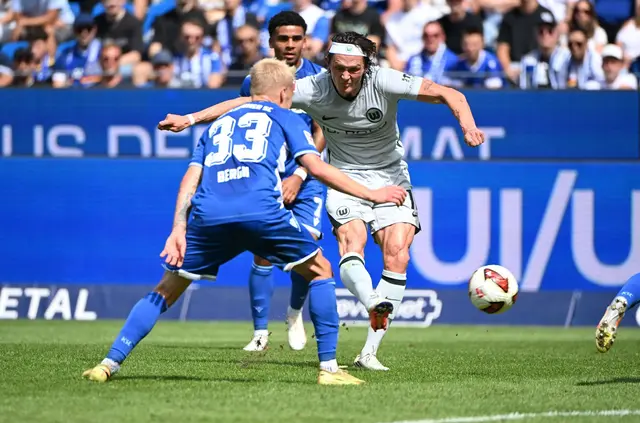 Ausgepfiffen, aber treffsicher: Wolfsburgs Fabian Reese (r). | Foto: Uli Deck/dpa