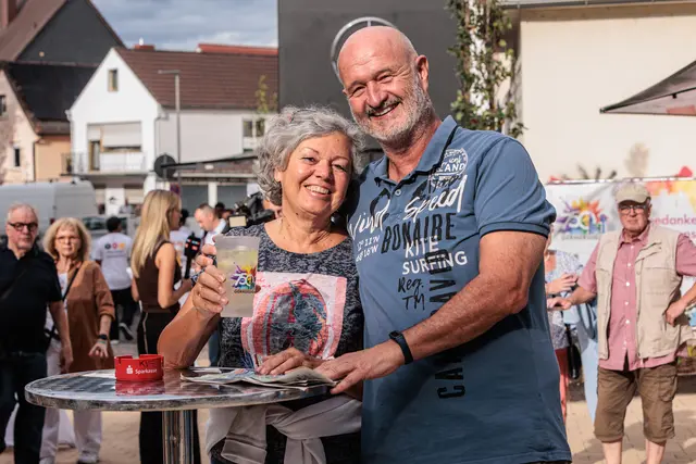 Der offizielle Auftakt: Bürgermeister Marcus Schaile eröffnet gemeinsam mit den Gästen das große Jubiläumswochenende zum 750. Jahrestag der Verleihung der Stadtrechte an Germersheim. | Foto: Paul Needham