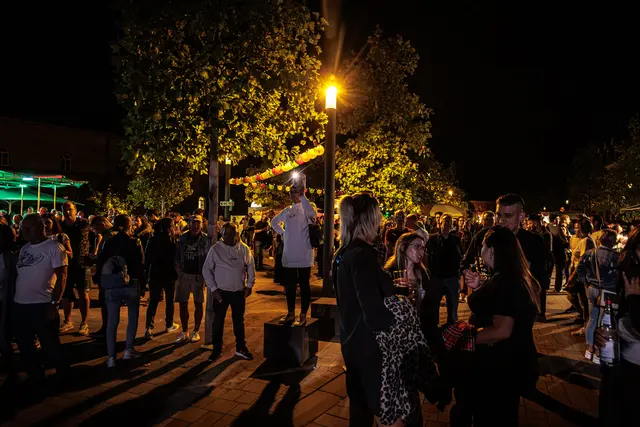 750 Jahre Stadtrechte: Auch nach Einbruch der Dunkelheit blieb die Germersheimer Innenstadt voller Leben. Vor den Bühnen versammelten sich zahlreiche Besucher und feierten gemeinsam das Jubiläum. | Foto: Paul Needham
