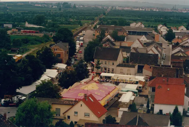 So sah der Kerweplatz 1987 aus. | Foto: © LHF-Lambsheimer Heimatfreunde/Historisches Archiv Lambsheim