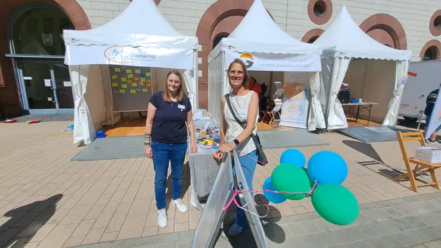 Sarah Hertle (links) engagiert sich beim Kinderhospizdienst „Rückenwind“ des Hospizvereins Stadt und Kreis Kaiserslautern. Geschäftsführerin Franziska Emrich freut sich über den regen Zuspruch | Foto: Monika Klein
