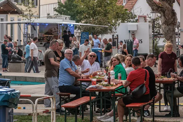 750 Jahre Stadtrechte: Auf den Straßen und Plätzen Germersheims herrschte bereits am Nachmittag eine lebendige Atmosphäre. Die Besucher wechselten zwischen den Bühnen und genossen das vielfältige Programm. | Foto: Paul Needham
