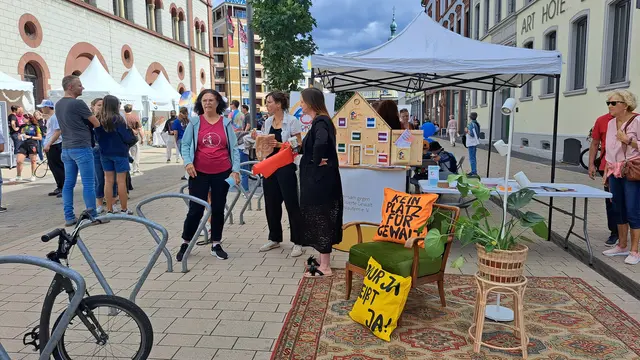 Beim Stand von „Gemeinsam gegen sexuelle Gewalt“ und der Frauenzuflucht steht das Thema „Kein Platz für Gewalt“ im Mittelpunkt | Foto: Monika Klein