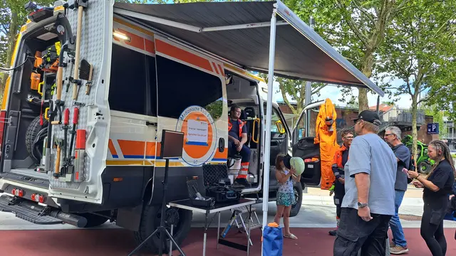 Besucher konnten Einblicke in Einsatzwagen und Ausrüstung der Hilfsorganisationen gewinnen | Foto: Monika Klein