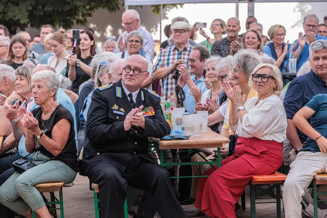 Der offizielle Auftakt: Bürgermeister Marcus Schaile eröffnet gemeinsam mit den Gästen das große Jubiläumswochenende zum 750. Jahrestag der Verleihung der Stadtrechte an Germersheim. | Foto: Paul Needham