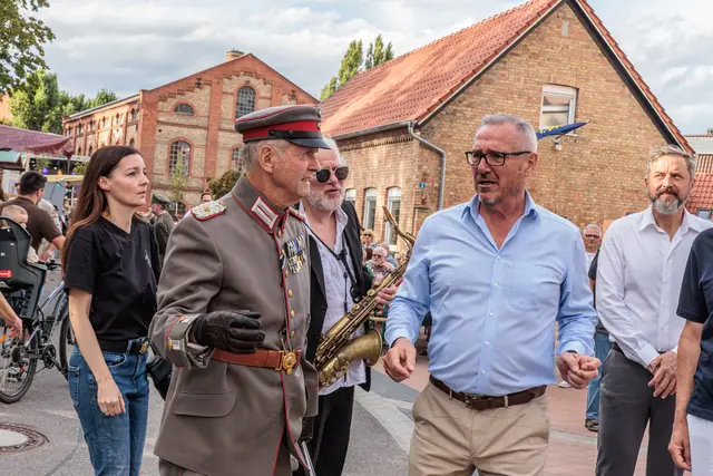 Bürgermeister Marcus Schaile eröffnet das große Jubiläumswochenende: Gemeinsam mit zahlreichen Gästen gab er den Startschuss für die Feierlichkeiten zu 750 Jahren Stadtrechten in Germersheim. | Foto: Paul Needham
