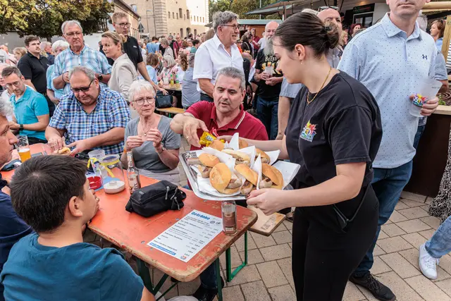 Der offizielle Auftakt: Bürgermeister Marcus Schaile eröffnet gemeinsam mit den Gästen das große Jubiläumswochenende zum 750. Jahrestag der Verleihung der Stadtrechte an Germersheim. | Foto: Paul Needham