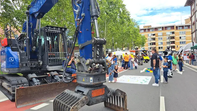 Auf der Blaulichtmeile zeigen Hilfsorganisationen ihre Fahrzeuge, Geräte und Einsatzmöglichkeiten | Foto: Monika Klein