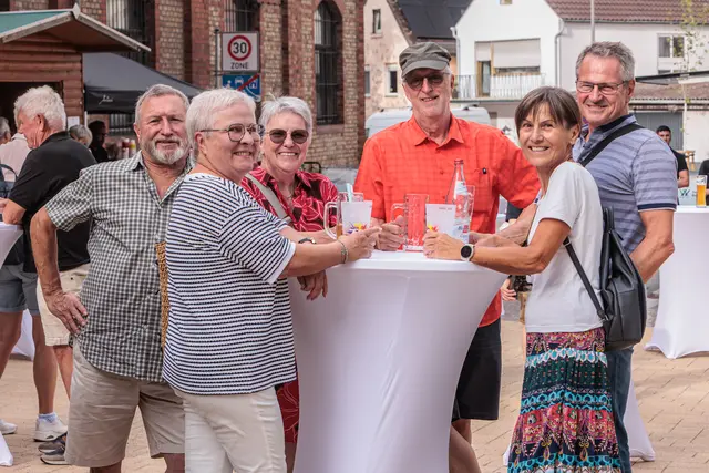Der offizielle Auftakt: Bürgermeister Marcus Schaile eröffnet gemeinsam mit den Gästen das große Jubiläumswochenende zum 750. Jahrestag der Verleihung der Stadtrechte an Germersheim. | Foto: Paul Needham