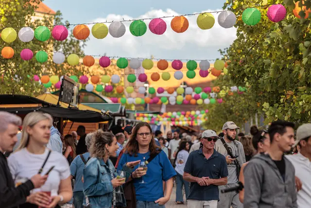 750 Jahre Stadtrechte: Schon am Nachmittag füllte sich die Innenstadt. Rund um die Bühnen trafen sich die ersten Besucher, lauschten der Musik und stimmten sich auf das große Jubiläumswochenende ein. | Foto: Paul Needham